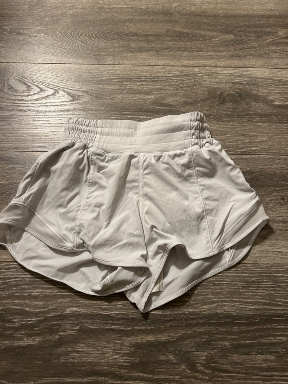lululemon athletica White Women's Athletic Shorts high rise 2.5 CHECK DESC!